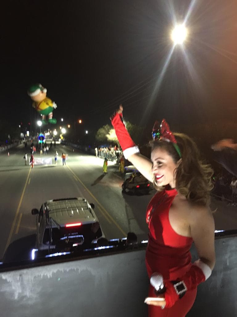 <b>La Bronca</b> disfrutó cada momento y lució despampanante en este vestido rojo, sin importarle las bajas temperaturas.