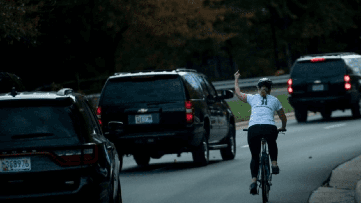 <b>La mujer que pintó dedo a Trump</b>
<br>Juli Briskman paseaba en bici cuando la comitiva del presidente Trump le adelantó. Trump se dirigía a su campo de golf en Virginia, y la mujer le pintó dedo. "Estaba pensando en los beneficiarios de DACA que van a echar, en que solo un 3% de Puerto Rico tiene luz. Estaba pensando que él estaba en un campo de golf otra vez", dijo. Un fotógrafo de la Casa Blanca la fotografió y difundió la imagen.