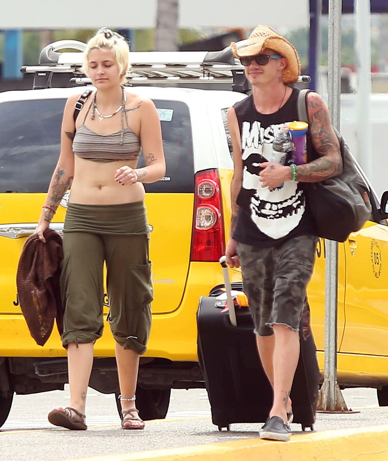 Ahora la chica está más tranquila, desde que vive con su madre biológica Debbie Rowe.