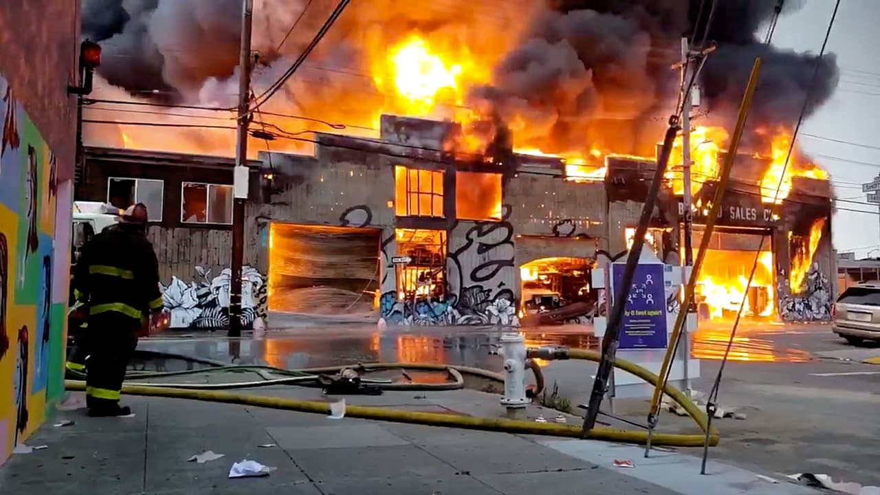 Incendio de 5 alarmas destruye varios edificios en el barrio hispano de San Francisco