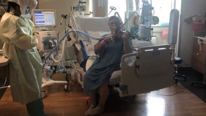 Grover Wilhelmsen, un paciente que estuvo intubado en la Unidad de Cuidados Intensivos en un hospital de Utah, toca el violín como agardecimiento al personal m´edico.