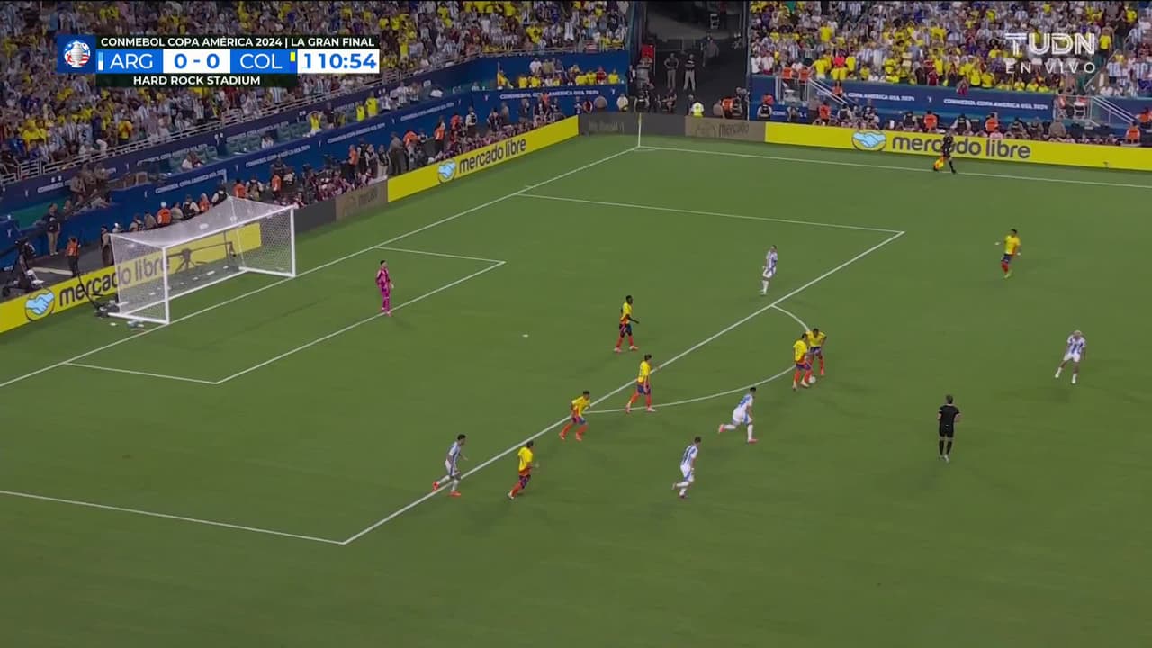 ¡GOL!  anota para Argentina. Lautaro Martínez