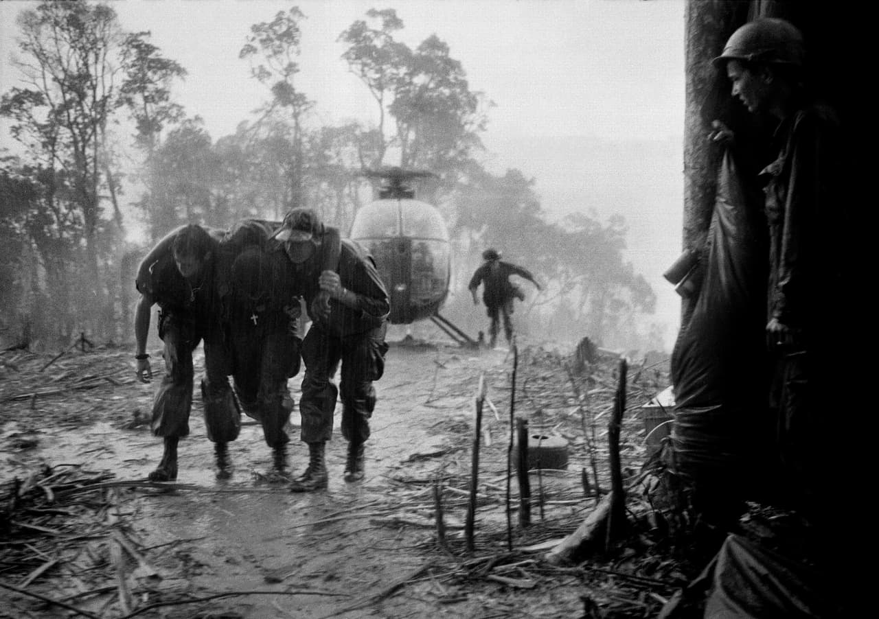 <b>Una “tregua” en Vietnam</b>
<br>
<br>1969 
<a href="https://www.archives.gov/research/military/vietnam-war/casualty-statistics"><u>fue el segundo año con más muertes de la guerra de Vietnam.</u></a> Hubo 11,616 solo ese año, tras el pico de más de 16,000 en 1968. Habían pasado más de 13 años desde que Washington empezó su intervención en el conflicto, en noviembre de 1955, para asistir a Francia, el entonces poder colonial que luchaba contra una insurgencia independentista de inspiración comunista. 
<b>Pero para cuando el hombre llegaba a la Luna se vivía una pausa en las hostilidades que atravesaba la quinta semana de relativa pasividad.</b> Un par de meses más tarde, en septiembre murió Ho Chi Minh, líder de Vietnam del Norte. En abril de 1975 EEUU se retira, Vietnam del Norte ocupa el Sur y un año después, Saigón pasa a llamarse Ho Chi Minh City.
<br>