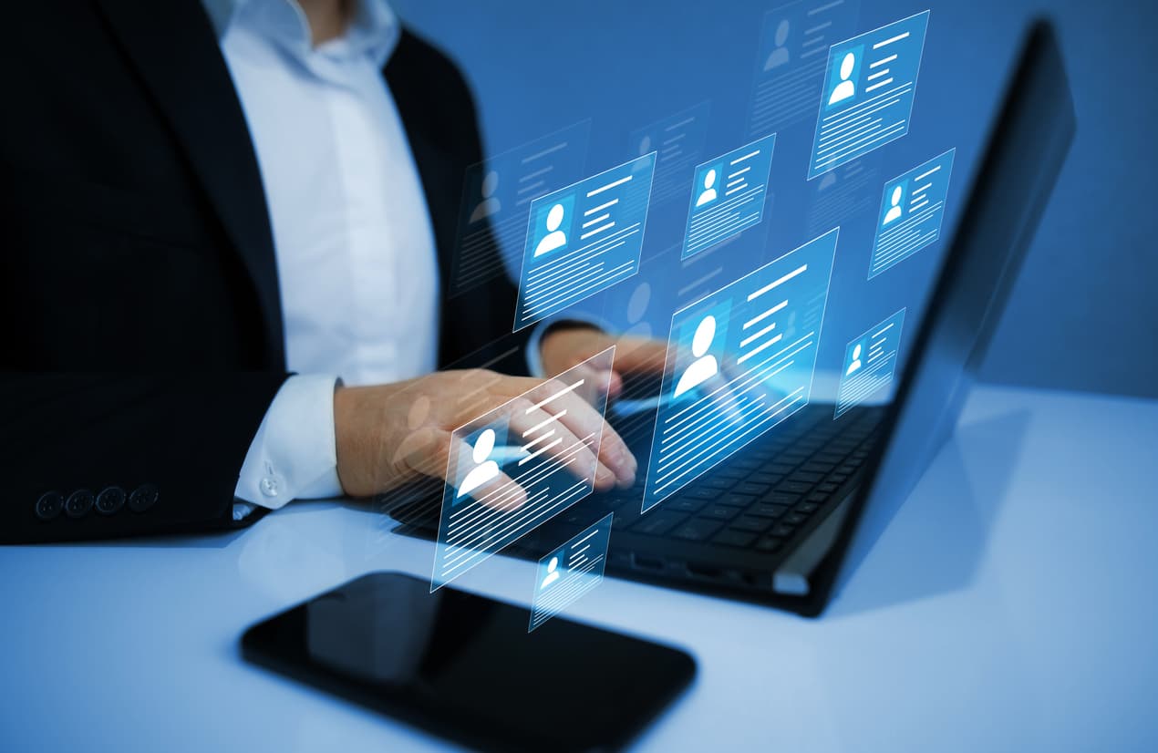 Un buen reclutador también debe colaborar con el liderazgo de la empresa para identificar posibles necesidades futuras de empleo. Un plus para este rol es contar con estudios relacionados con los recursos humanos. El salario promedio para esta posición es de 
<b>$53,327</b>