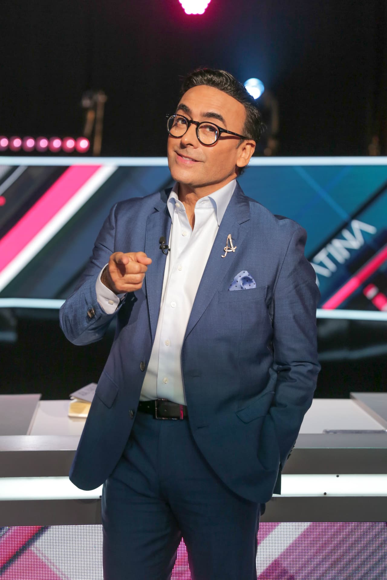 El mexicano llegó a la primera gala con un traje azul y una camisa blanca sin corbata, lo que permitió que luciera elegante, pero no demasiado formal.