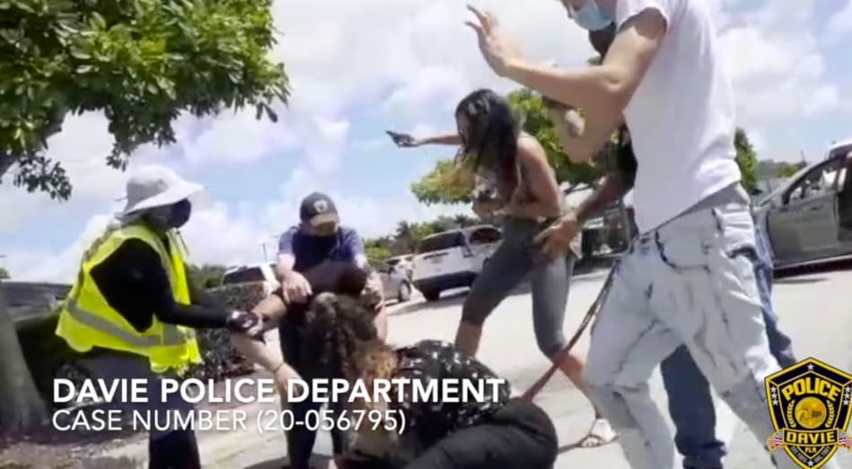 Discusión por un lugar de parqueo en un Walmart de Broward acaba en golpiza y robo