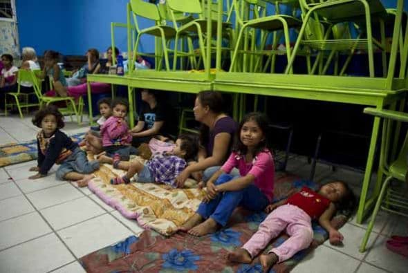 El paso del huracán Odile por las cosas mexicanas de Baja California Sur deja destrucción, evacuaciones y a cientos de casa sin energía eléctrica. Por su parte, el Sistema Meteorológico Nacional (SMN) advirtió que lluvias de muy fuertes a intensas golpearán Baja California Sur durante las próximas horas. Con la información de Univision.com