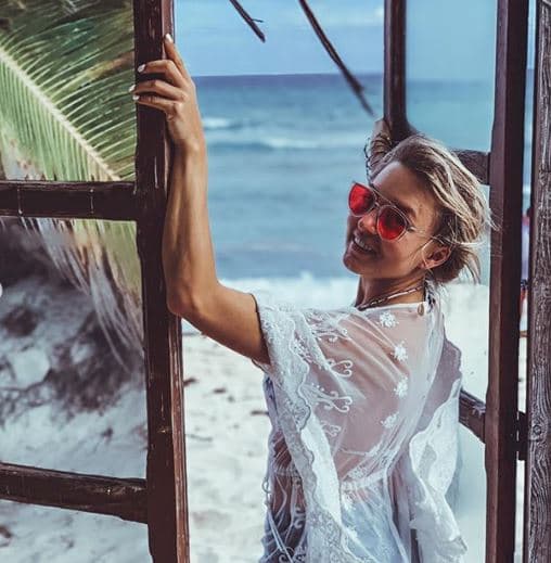 "Abre las ventanas, deja que entre el sol. Tómalo con calma, se aprende del dolor. Cruel es el olvido, más si no hubo adiós. Levanta los brazos si te ahogas, abre los ojos si no ves, despierta, que pasa el tiempo, se van las horas. El tiempo no vuelve. Anónimo.", escribió Angelique Boyer al pie de esta instantánea.