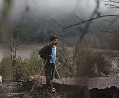 Malos presentimientos. A medida que tanscurrieron las horas la arena negra del Pacaya se asentó sobre los techos de láminas viejas que protegen de la lluvia a miles de familias pobres. Algunas no resistieron, se vinieron abajo y mataron a muchos que se escondieron del fuego. Otros, pala en mano, montaron guardia día y noche para salvar sus casas y escapar de la muerte.