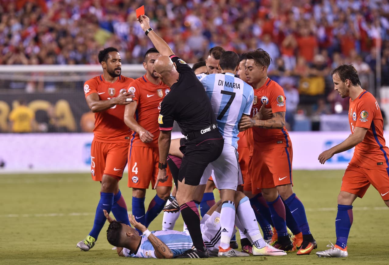 Y a los 42 minutos le devolvió el favor a Chile. Roja directa para Marcos Rojo y la 'Roja' igualaba el juego, al menos, en hombres dentro del campo.