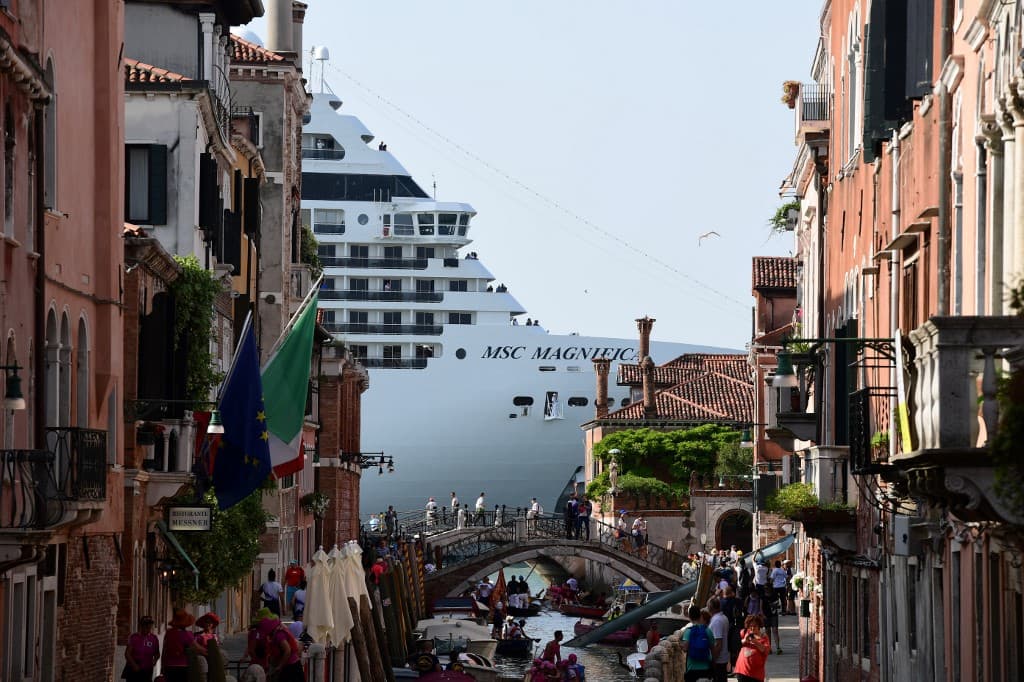 Italia prohíbe que grandes cruceros entren a los canales que conducen al centro de Venecia
