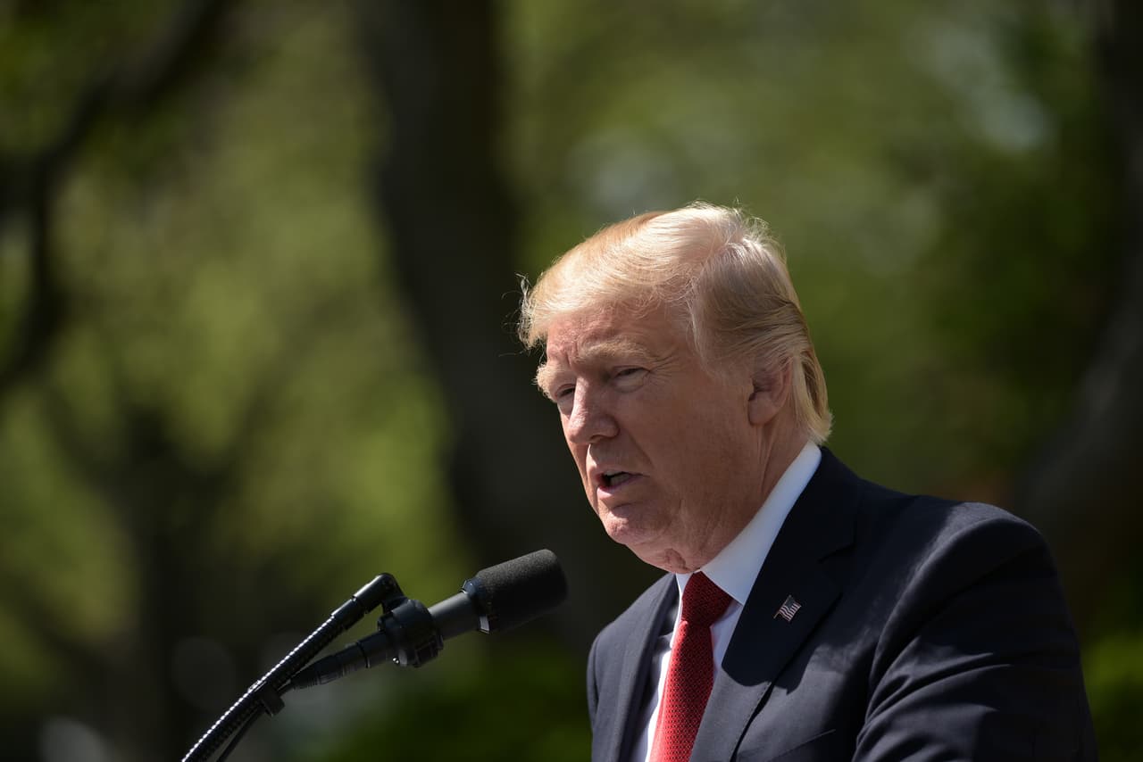 Así, hay
<b> un total de 14,900</b> armas nucleares, de las cuales un
<b>93%</b> estaría en manos de solo dos países:
<b>Estados Unidos y Rusia.</b>
<br>Aunque la cifra es alta, el número de amas nucleares que hay en el mundo ha decaído mucho desde la Guerra Fría, cuando alcanzó su pico en los años 80.
<b><a href="http://thebulletin.org/background-and-mission-1945-2017">En 1986 se registraron 70,300 armas nucleares.</a></b>
<br>