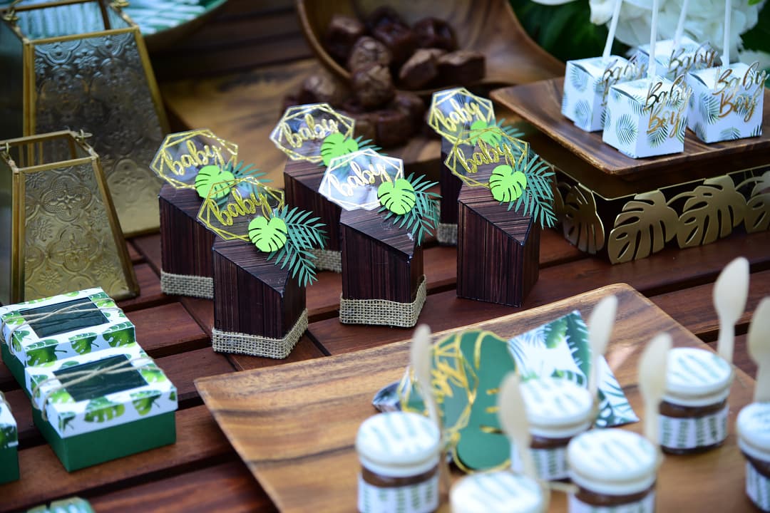 Recuerditos, postres, pastel y bellos espacios en un jardín estuvieron listos para recibir a las decenas de invitadas a la tierna celebración.
<br>
