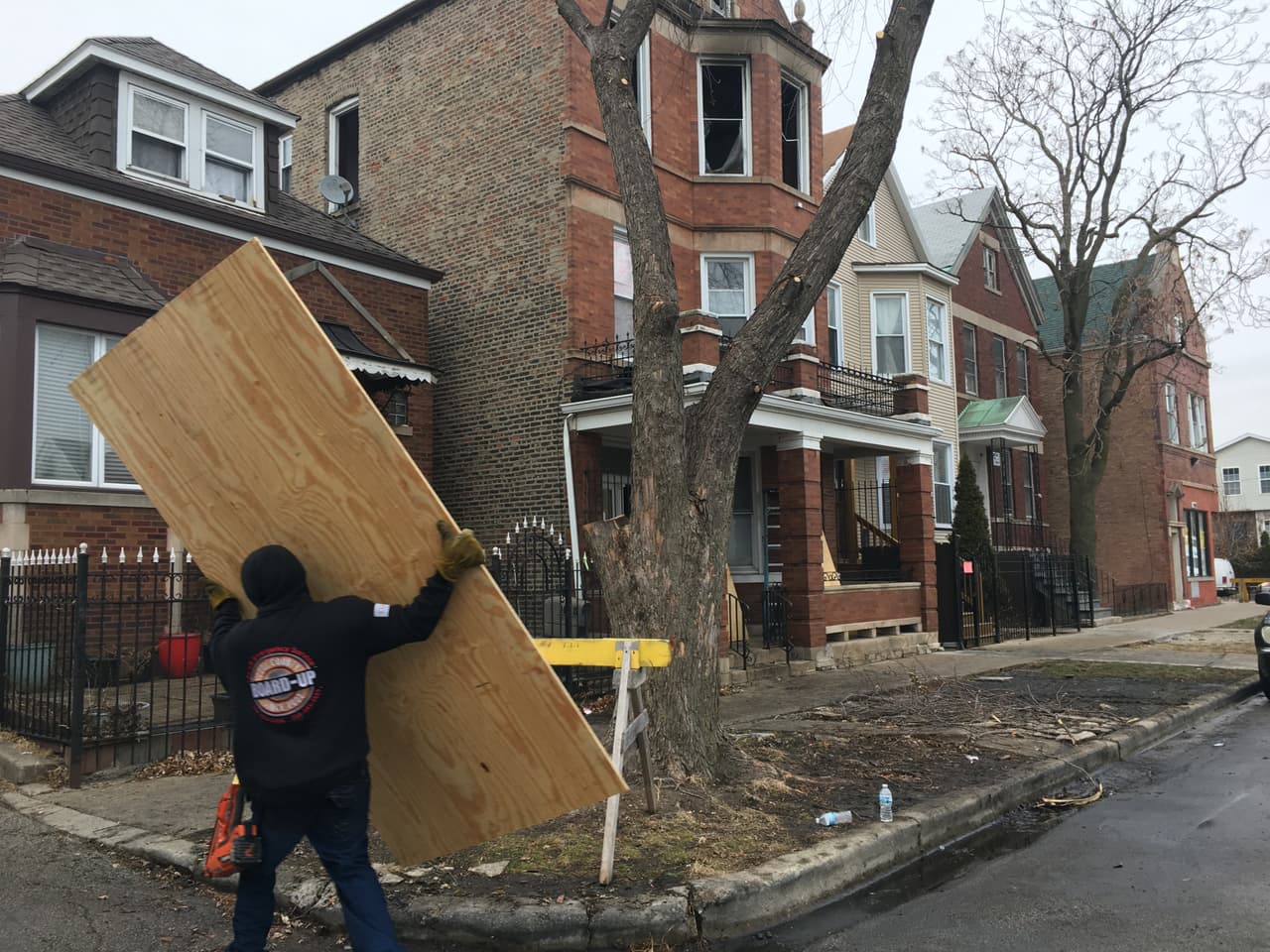 La víctima estaba en el tercer piso, en la parte trasera de la estructura.