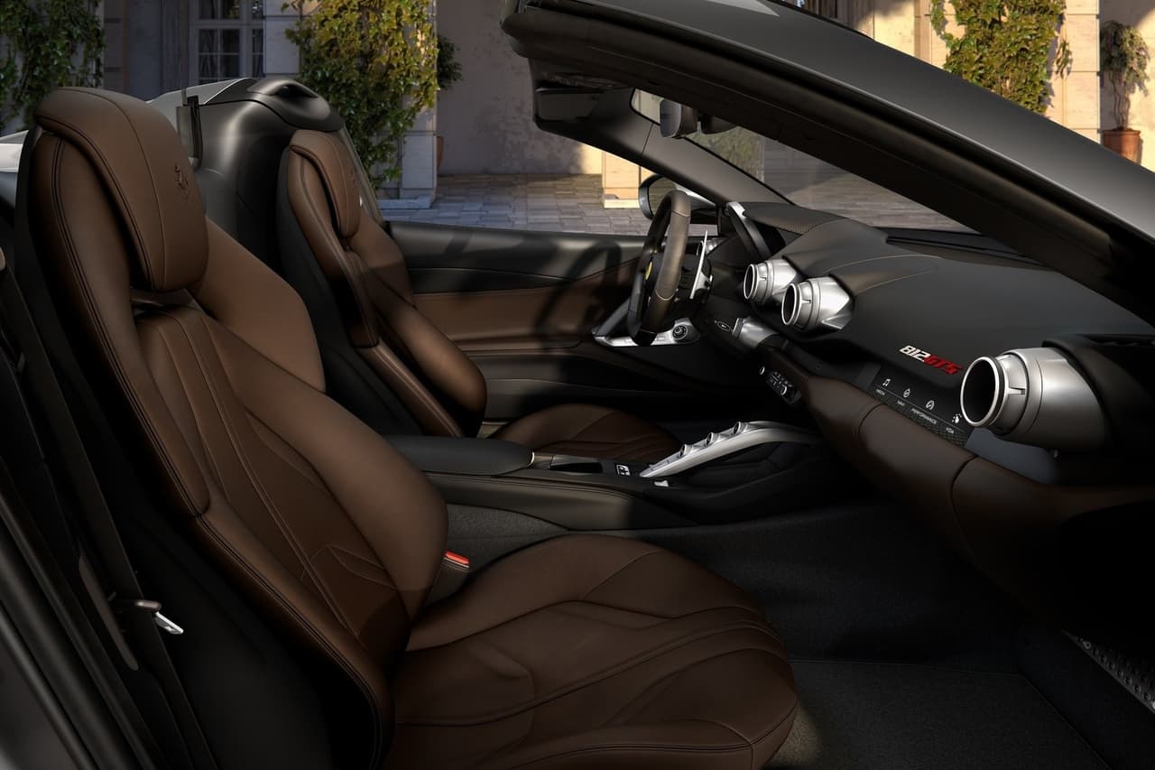 En Estados Unidos, el precio inicial de este superdeportivo italiano es de 364,000 dólares, lo que quiere decir que fácilmente puede superar los 400,000 dólares e incluso el medio millón de dólares si se da rienda suelta a las opciones de personalización o elementos extras.