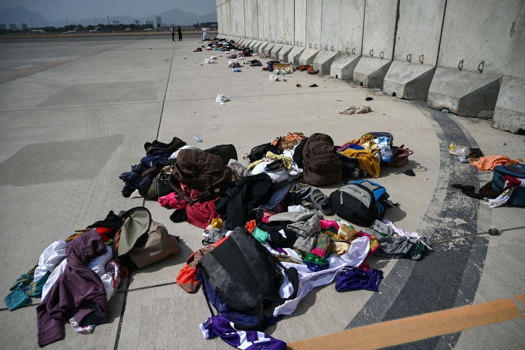 <a href="https://www.univision.com/noticias/politica/talibanes-toman-aeropuerto-kabul-declaran-victoria-seguridad" target="_blank">El aeropuerto internacional de Kabul</a>, foco de la atención internacional las últimas dos semanas, amanecía este martes como una postal de lo ocurrido en estos 15 días frenéticos. Mochilas y objetos personales esparcidos por el suelo recordaban que 
<a href="http://uni.vi/tBTG102V7g2" target="_blank">miles de afganos y extranjeros </a>arriesgaron su vida llegando a una terminal que era blanco de ataques para lograr subirse a un vuelo de evacuación. 
<b>En total, EEUU y sus aliados evacuaron a 123,000 civiles, entre ellos 6,000 estadounidenses. Muchos colaboradores de las potencias extranjeras quedaron atrás.</b>