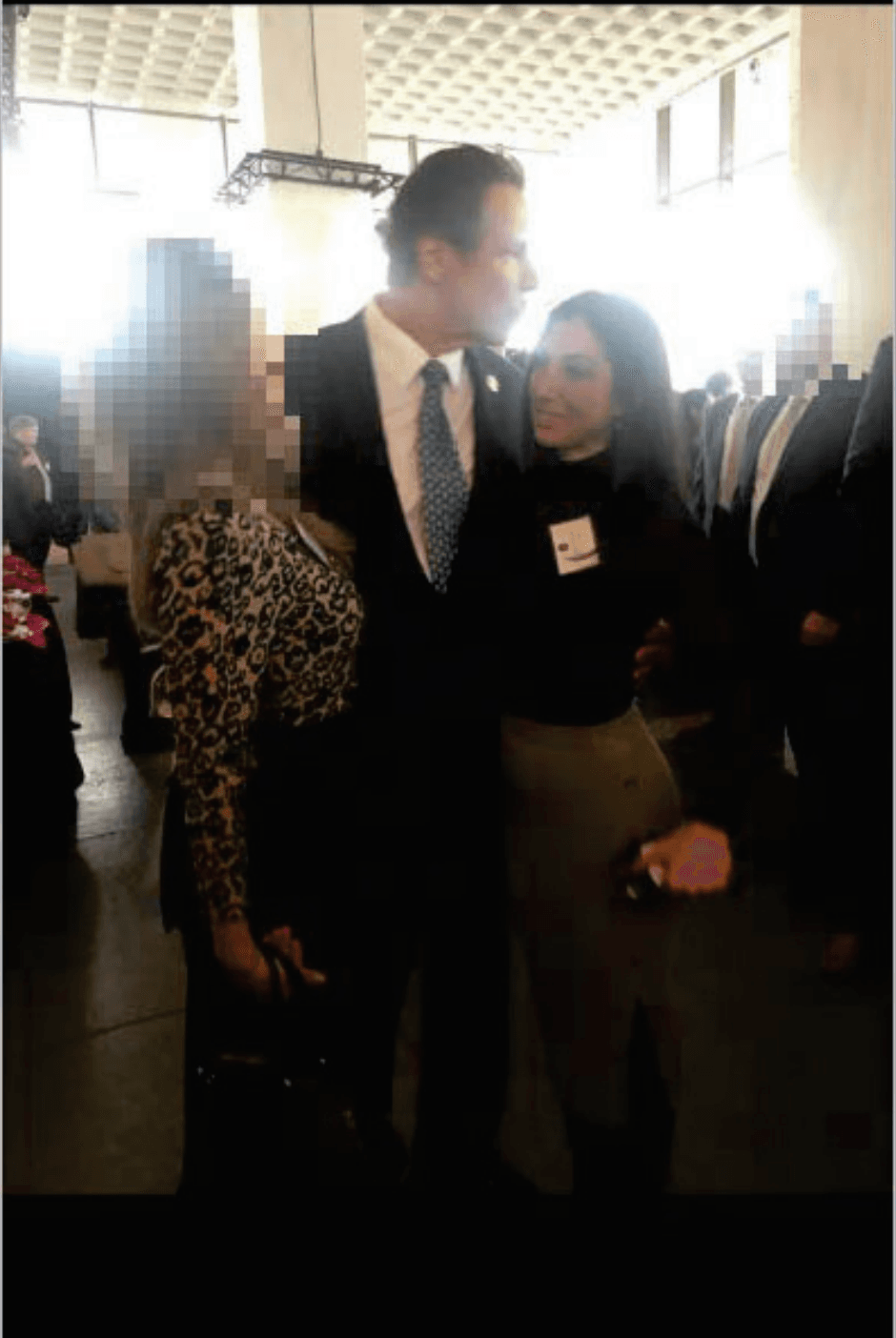 Las fotografías del Gobernador con la Asistente Ejecutiva nº 1 y con McGrath, en las fiestas navideñas muestran al Gobernador abrazando a ambas con fuerza, con las manos en sus costados justo debajo de sus pechos. En una de las fotos, el Gobernador parece estar a punto de besar a McGrath en la frente. (Imagen)