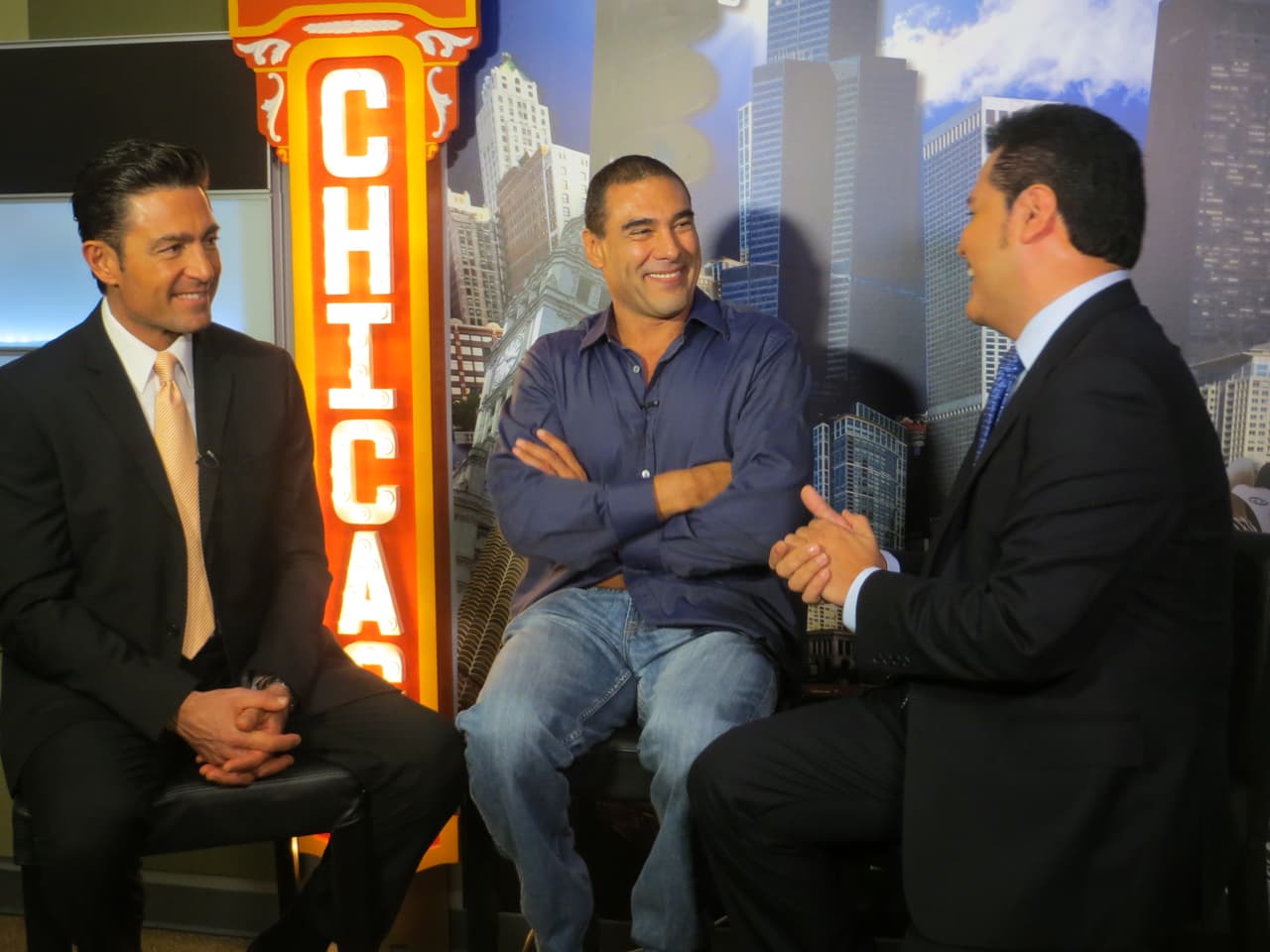 "Ladrones" es la secuela de "Ladrón que roba a ladrón" en la que Alejandro Toledo (Fernando Colunga) y Emilio Sánchez (Miguel Varoni) se enfrentan a un gurú de los infocomerciales que se aprovechaba de los inmigrantes latinos.