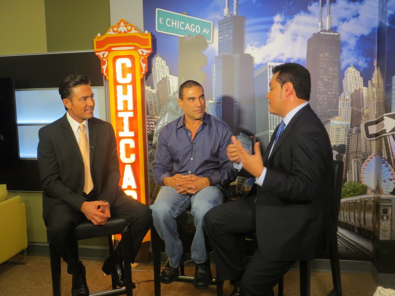 Los populares galanes de novela platicaron con Auri sobre el filme y la charla estuvo de lo más divertida.