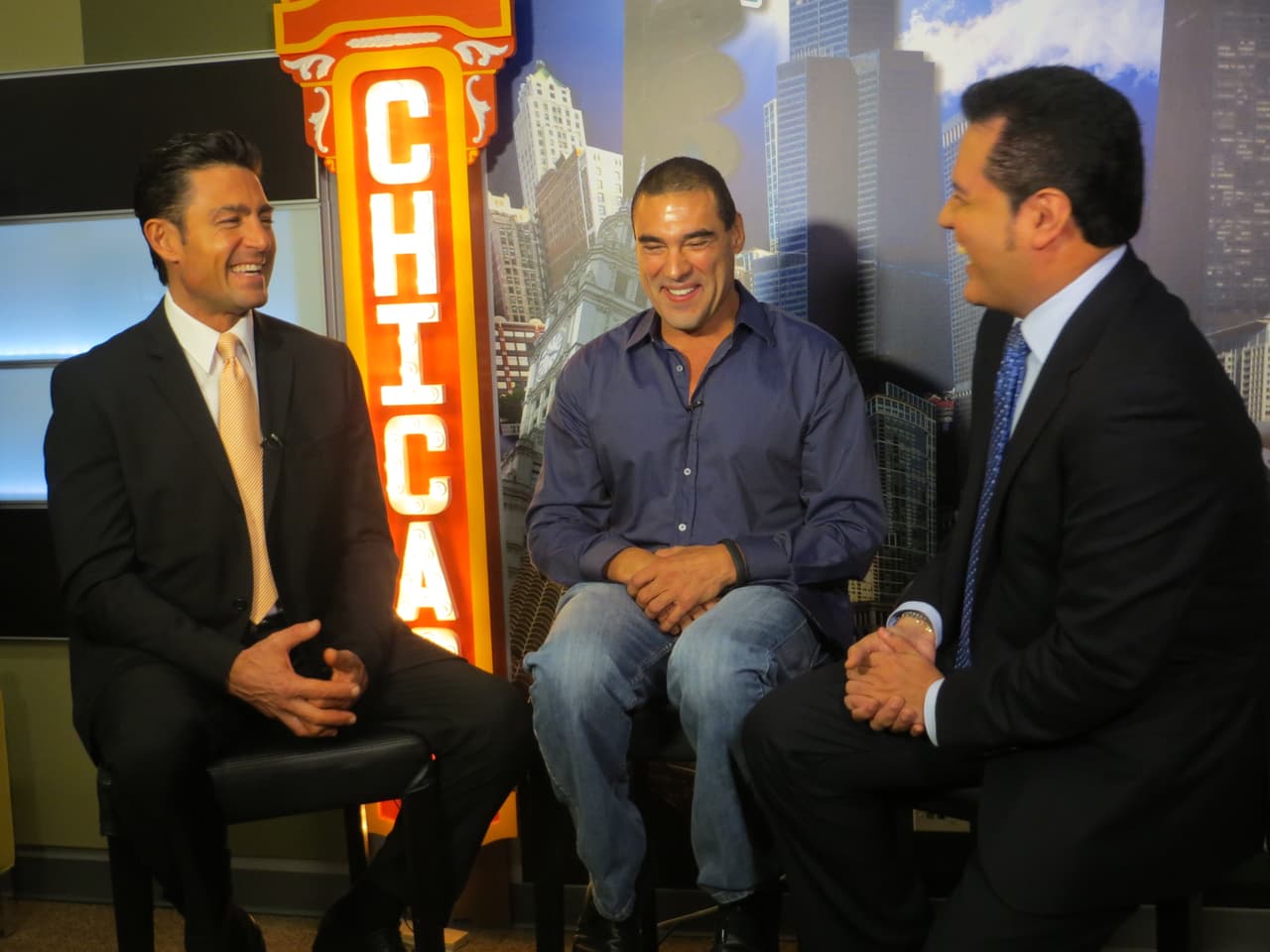 En esta ocasión, Colunga tiene una nueva misión y Varoni no puede comprometerse a ayudarlo, pero le presenta a Santiago Guzmán (Eduardo Yáñez).