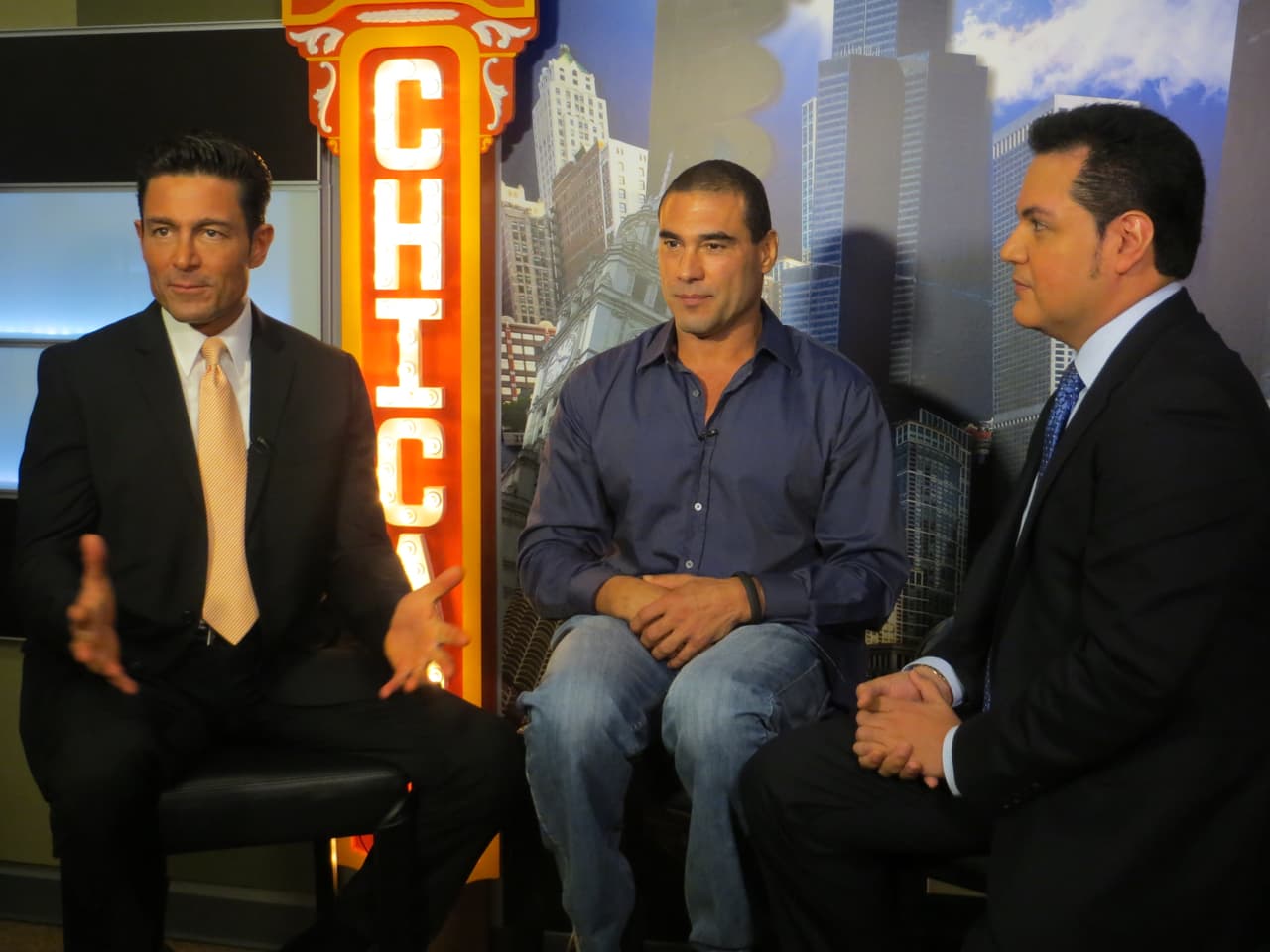 Ambos deberán trabajar juntos para recuperar terrenos que fueron robados a una comunidad por una despiadada familia.