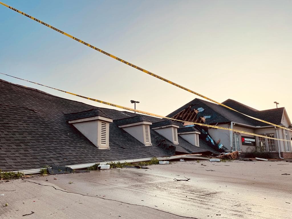 El techo de un banco en Lavon, en el condado Collin colapsó tras el paso de fuertes vientos.