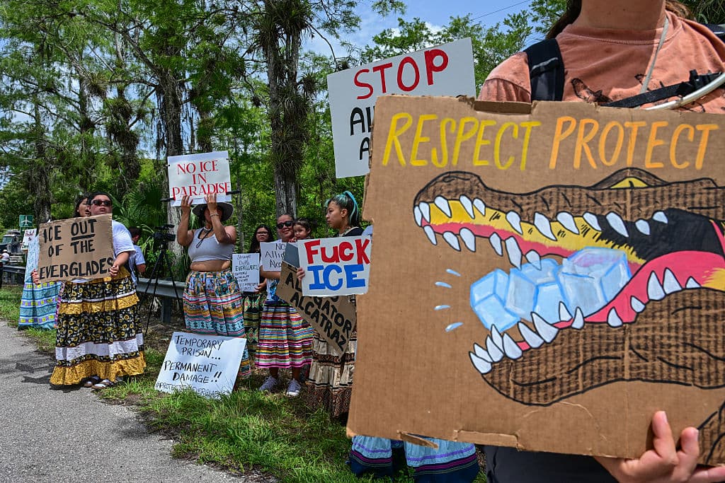 Hay inquietudes por las condiciones que enfrentarían las personas migrantes allí detenidas, precisamente por estar entre pantanos, rodeados de reptiles y otros animales peligrosos.
<br>
<br>Sin embargo, para el gobernador DeSantis y el fiscal Uthmeier las circunstancias son ideales e incluso permiten ahorros en el rubro de seguridad. "No es necesario invertir tanto en el perímetro. Si la gente sale, no les espera mucho más que 
<b><a href="https://x.com/AGJamesUthmeier/status/1935741644101374271">caimanes y pitones</a></b>", afirmó el 
<b>fiscal general de Florida.</b>
<br>
<br>En declaraciones por separado, DeSantis destacó que de allí no podrán ir a ninguna parte, "a menos que sean llevados, porque no hay civilización cerca, así que la seguridad es increíble".