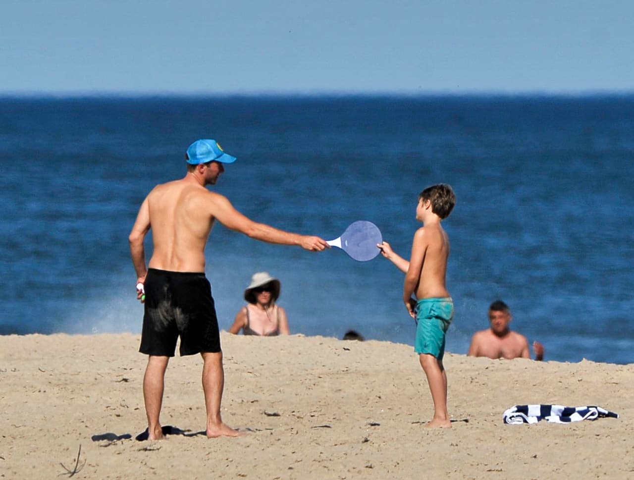 Chris luego jugó paddle tennis con Moses.