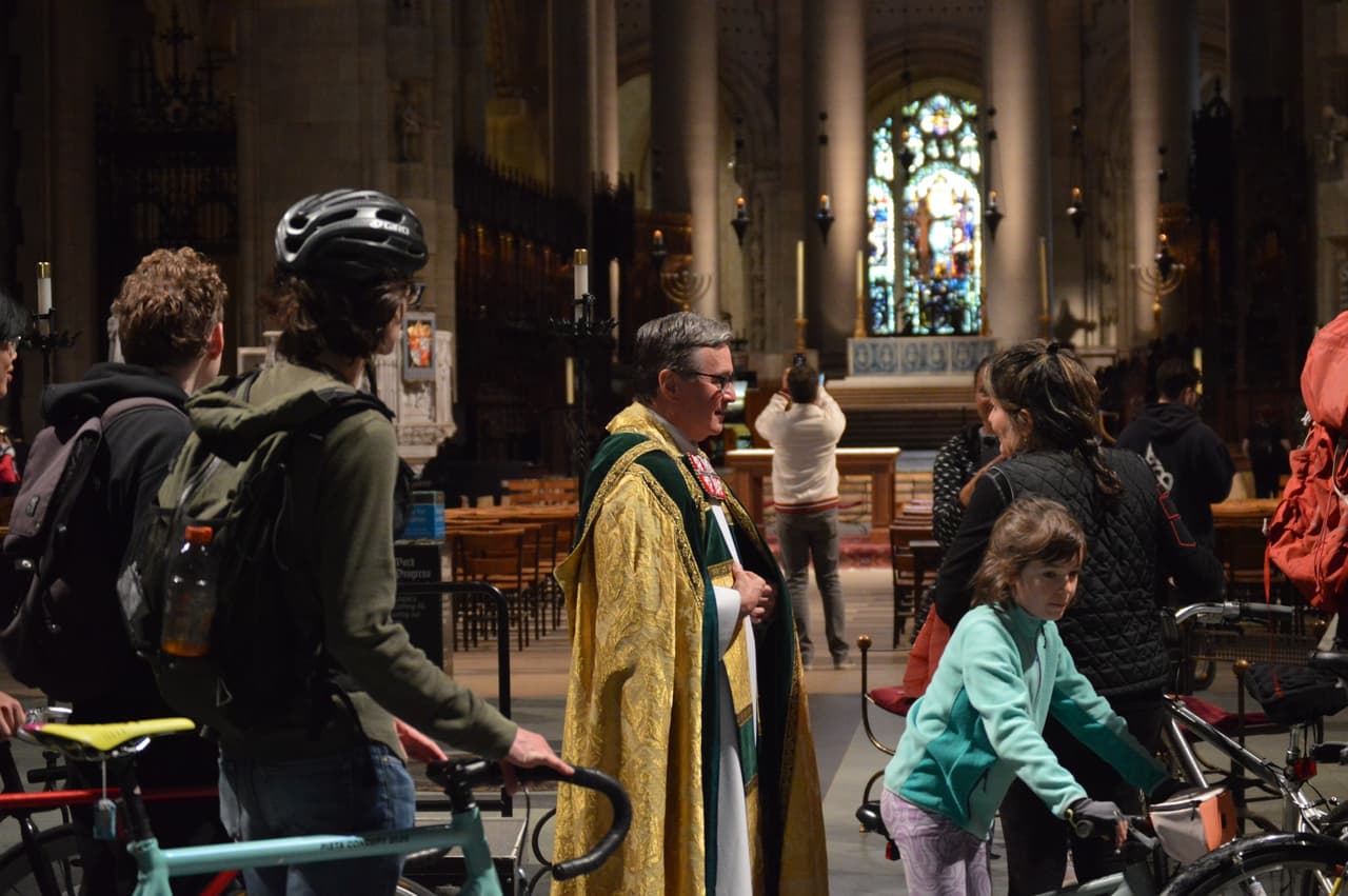 Las personas entran con las bicicletas a la catedral para recibir la bendición.