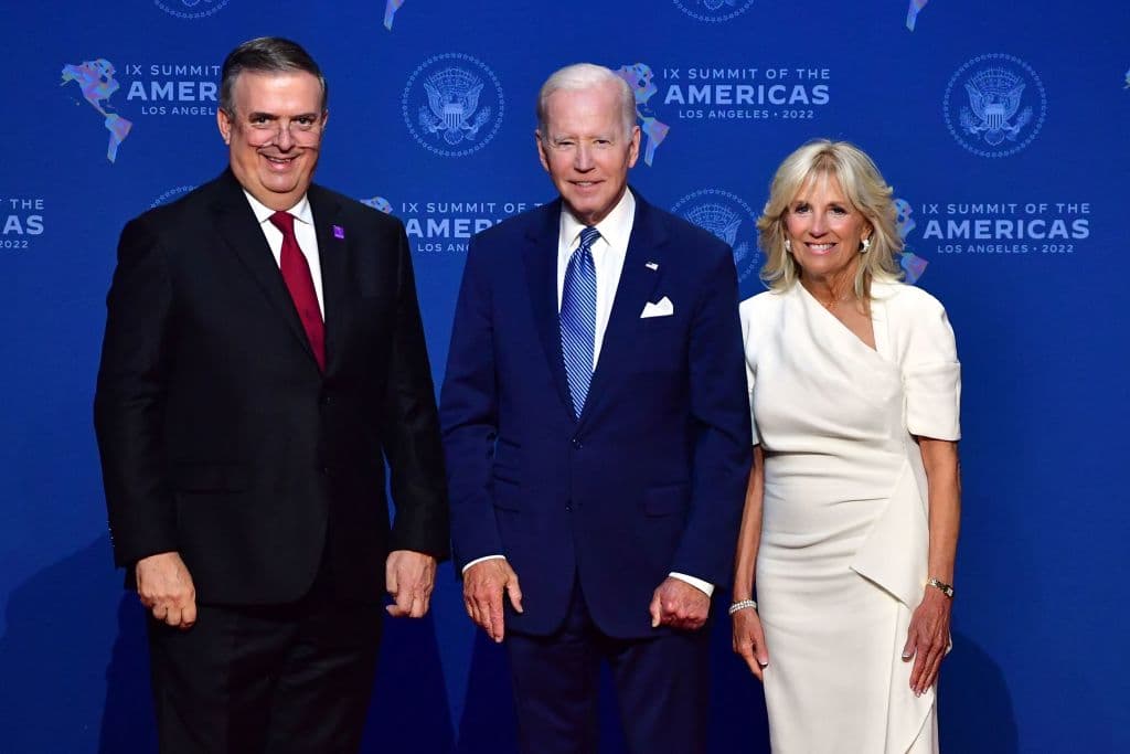 El presidente de los Estados Unidos, Joe Biden (centro), y la primera dama, Jill Biden (derecha), saludan al secretario de Relaciones Exteriores de México, Marcelo Ebrard, a su llegada a la 9.ª Cumbre de las Américas en el Centro de Convenciones de Los Ángeles, California, el 8 de junio de 2022.