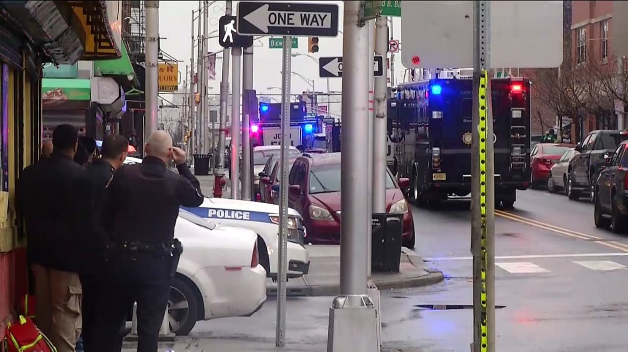 Cientos de policías rodean la escena del tiroteo