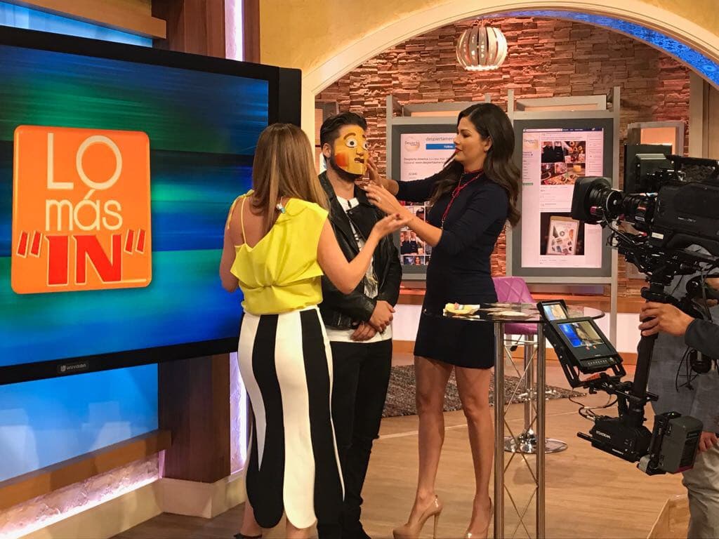 Esta mascarilla dejará la piel de William reluciente, y le sienta bien el tono amarillo.