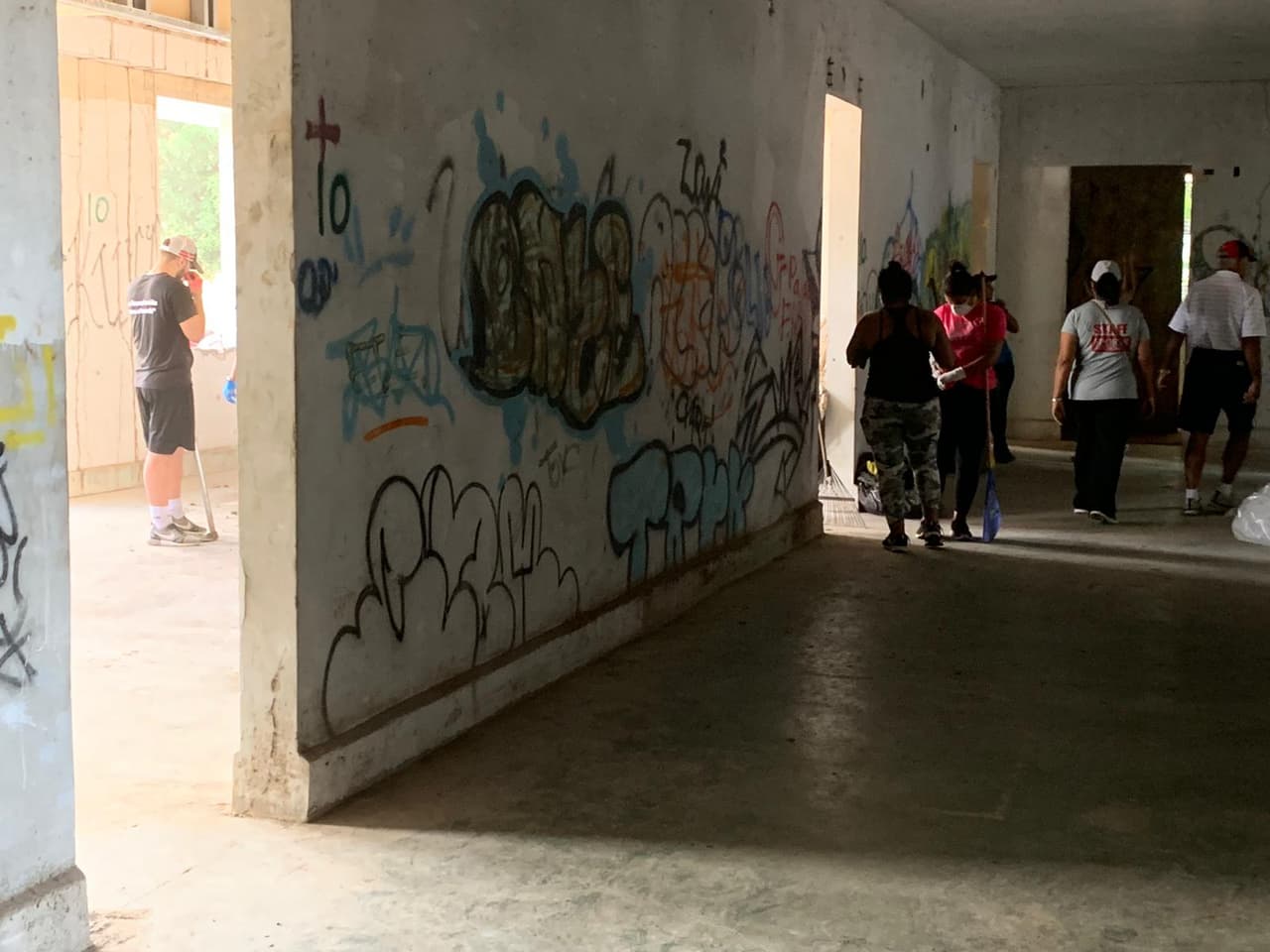 A través de las redes sociales, Ayala Cruz hizo un llamado para que las autoridades y voluntarios lo ayudaran a limpiar el edicifio. La principal tarea el lunes era pintar la estructura de color blanco.