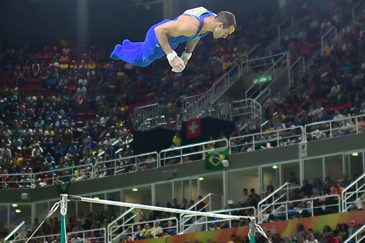 Su segunda meldalla de plata de los juegos la obtucvo en la barra fija.