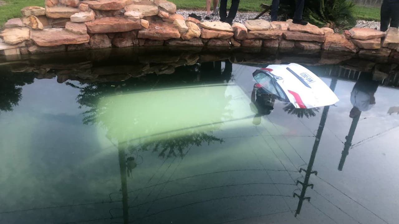 Vehículo termina en el fondo piscina tras persecución al noroeste del condado Harris