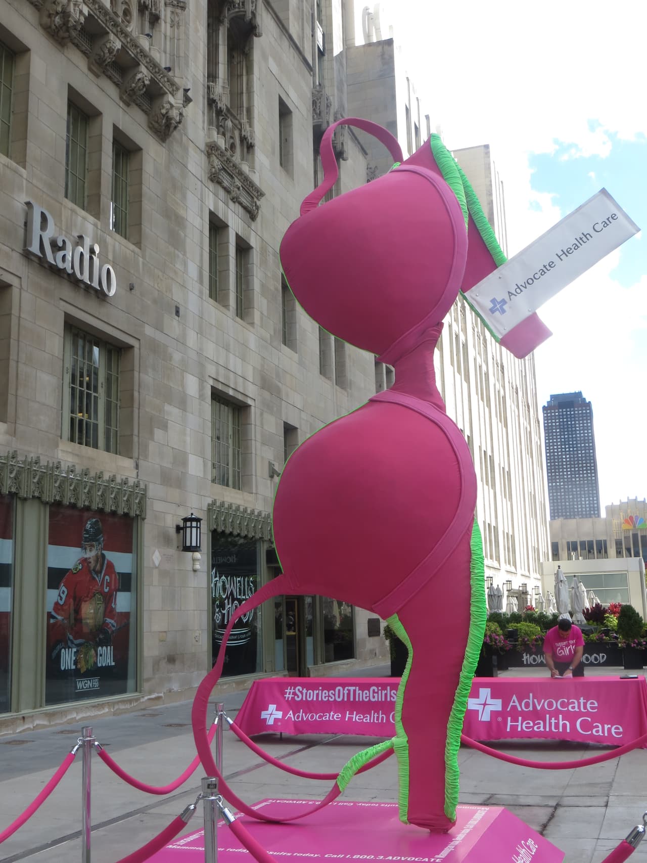 Un gigantesco brasier de 16 pies de altura está en exhibición en la Freedom Plaza en pleno corazón de la Michigan Avenue.