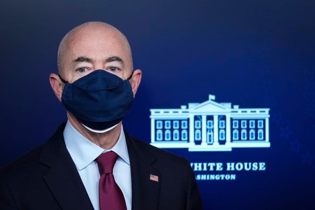 Biden permitirá a familias migrantes separadas por Trump permanecer en EEUU