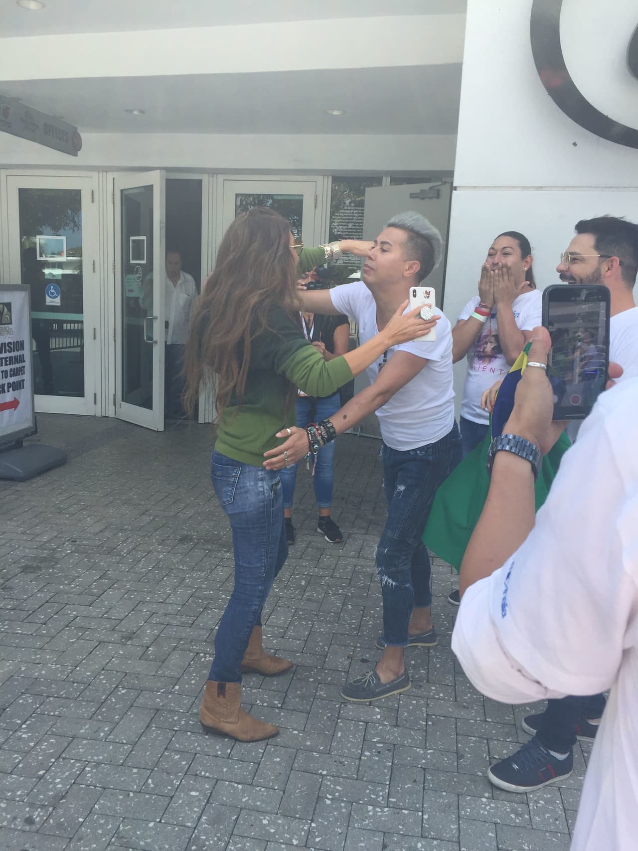 Literalmente corrió para abrazar a su cantante favorita.