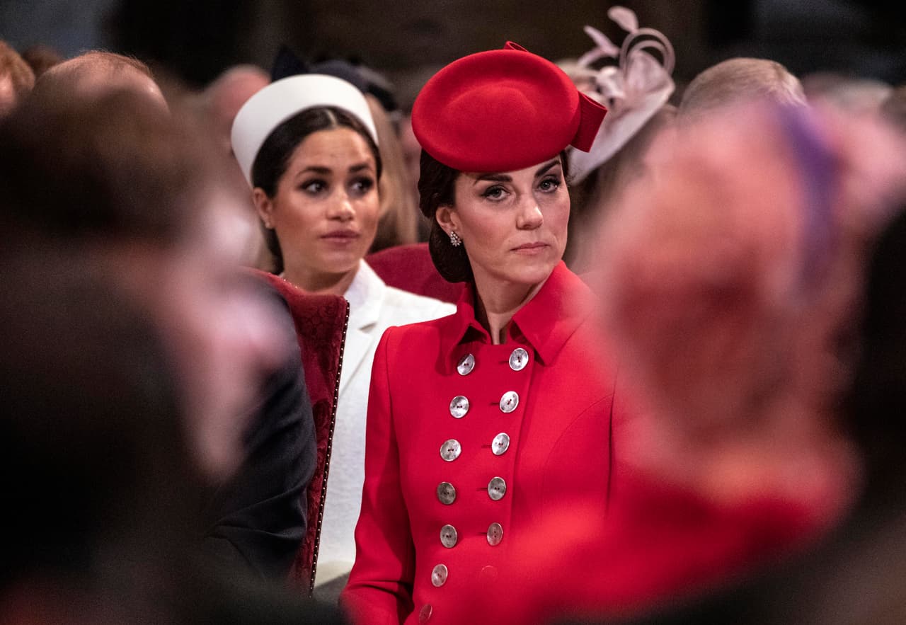 Las duquesas Kate Middleton y Meghan Markle, quienes durante meses 
<b><a href="https://www.univision.com/entretenimiento/realeza/el-papa-de-meghan-markle-esta-muy-molesto-por-lo-que-rodea-a-la-relacion-de-su-hija-con-kate-middleton-fotos">han sido objeto de rumores que apuntaban a una mala relación,</a></b> se mostraron este lunes mucho más cercanas que en otras apariciones públicas.