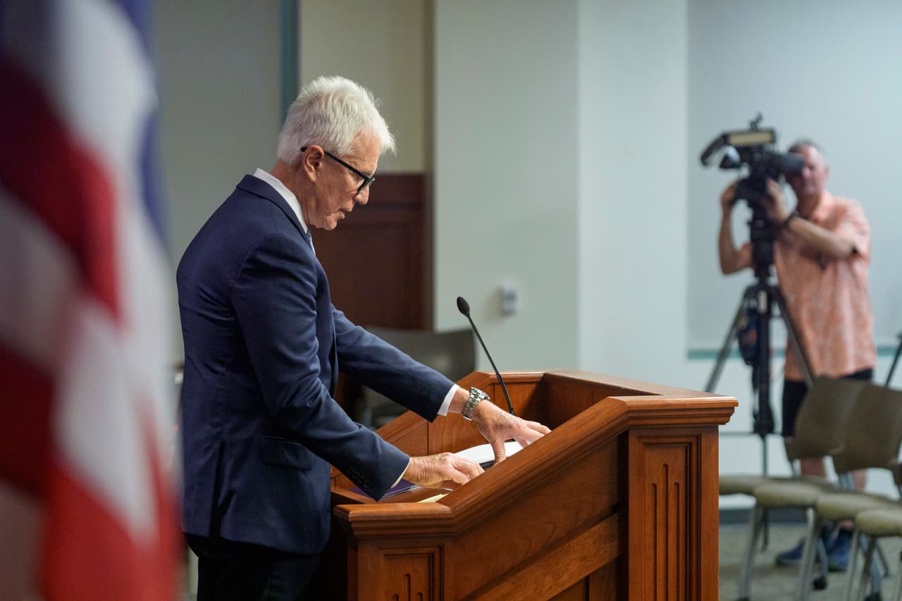 <b>Fiscal de Los Ángeles somete condenas a revisión</b>
<br>
<br>
<b>3 de octubre 2024: </b>La oficina del fiscal de distrito del condado de Los Ángeles informó que
<a href="https://www.univision.com/local/los-angeles-kmex/hermanos-lyle-y-erik-menendez-california-caso-nuevo-juicio-fiscalia-los-angeles">está revisando las condenas de los hermanos Lyle y Erik Menéndez</a>, abriendo la posibilidad de un nuevo juicio a casi 35 años de su crimen.