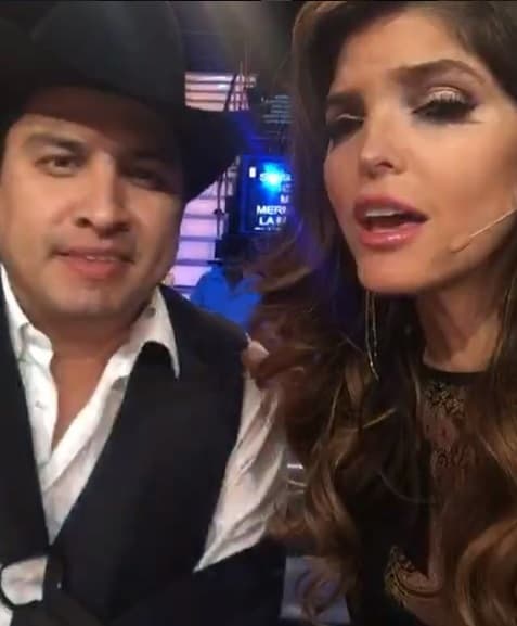 <b>Se echó un ‘palomazo’ con Julión Álvarez</b>: Ana Bárbara no desaprovechó la oportunidad que tuvo y cantó el tema ‘Mi Mayor Anhelo’ junto a él.