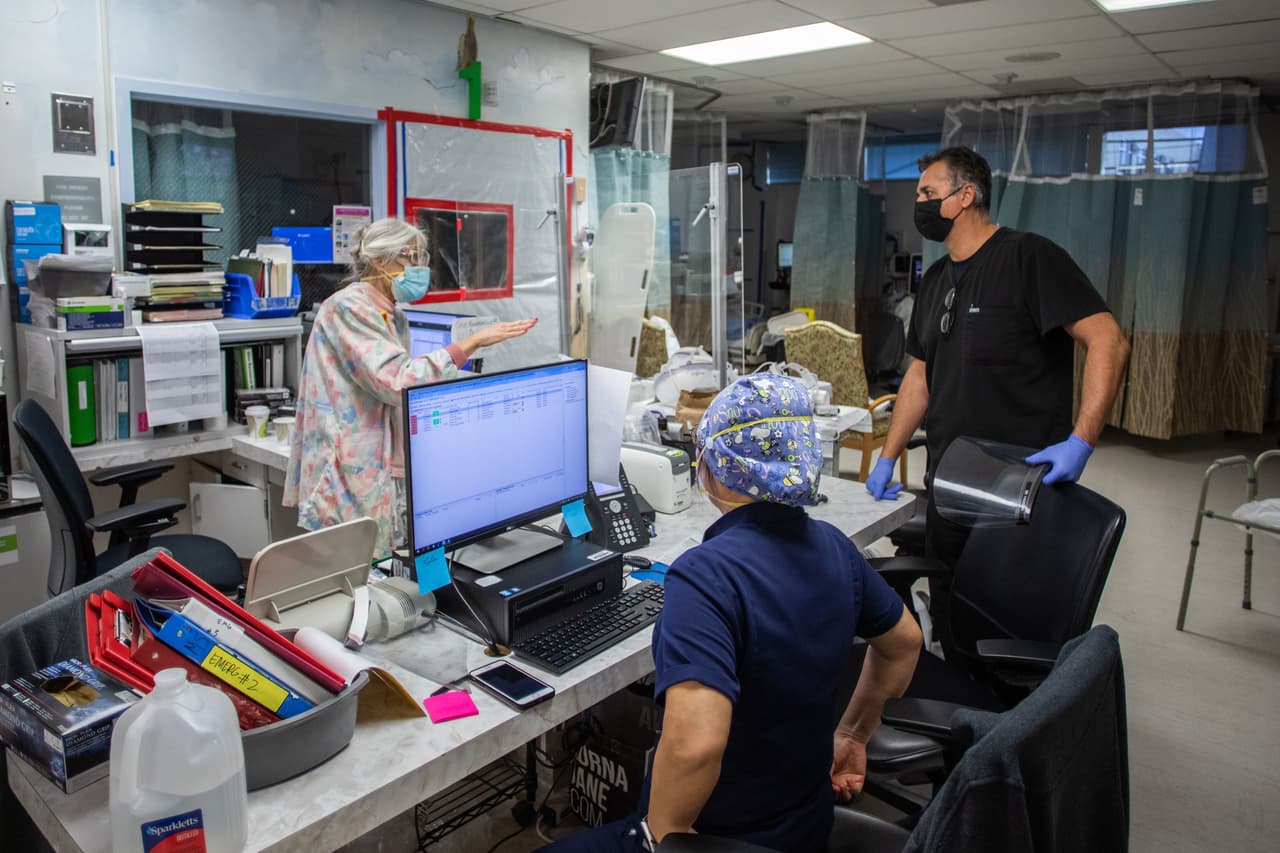 Mientras tanto, los trabajadores de la salud, médicos y enfermeros, trabajan incansablemente para responder a la avalancha de pacientes que llegan cada día debido a complicaciones por el 
<a href="https://www.univision.com/temas/coronavirus">coronavirus</a>.