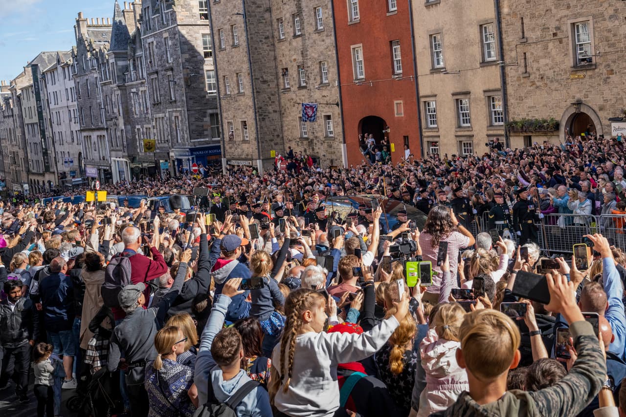 Una vista de las multitudes en Edimburgo. El rey Carlos llegó a Edimburgo y se acercó a saludar a la gente antes de comenzar con el protocolo de la procesión y la posterior misa. 
<br>
<br>
<br>