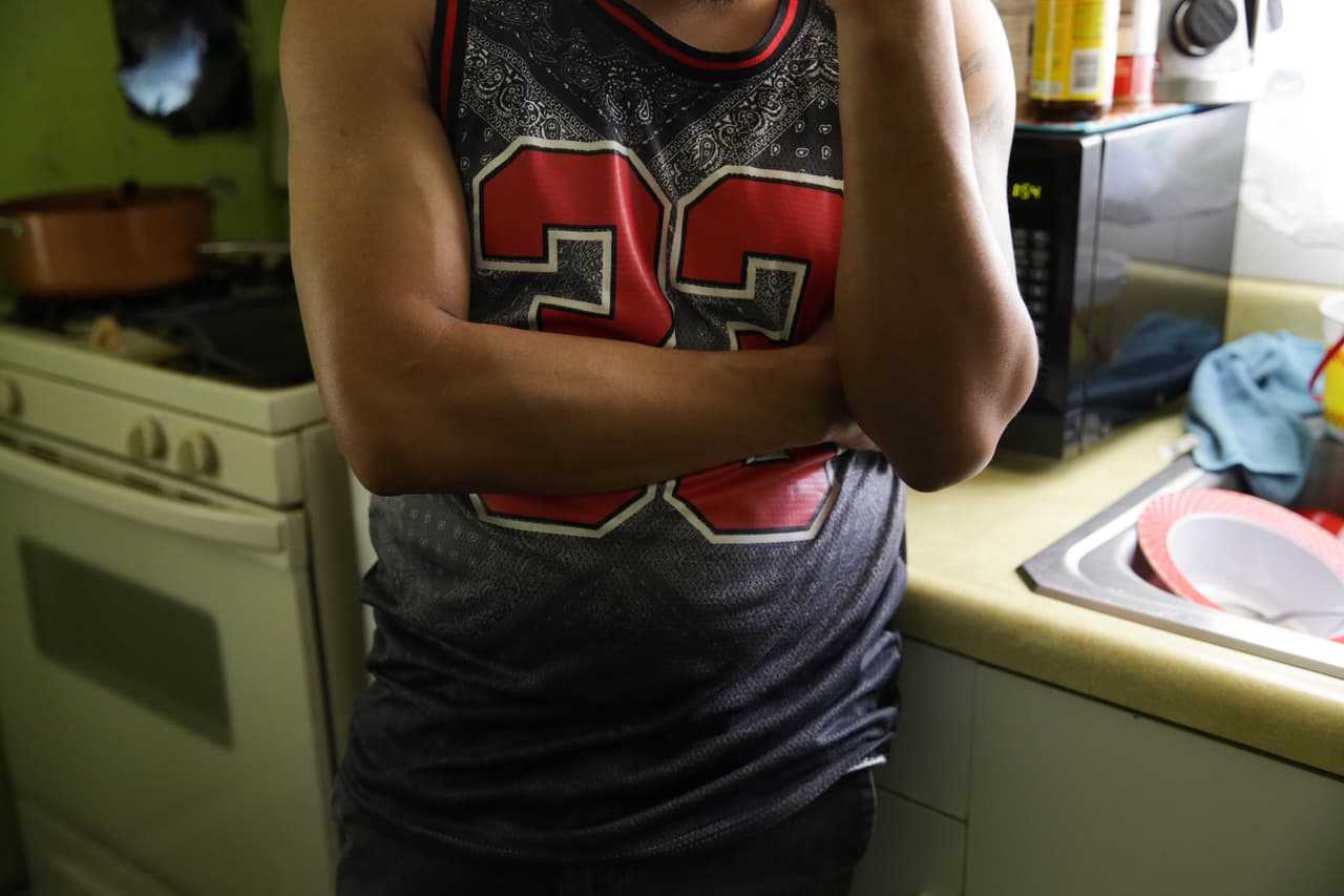 Tras 12 años viviendo en EEUU, Ramón asume la gravedad de la situación. Tras la detención de su esposa en la redada, se hace ahora cargo él solo de sus tres hijos de 8, 6 y 1 año, todos nacidos en el país.