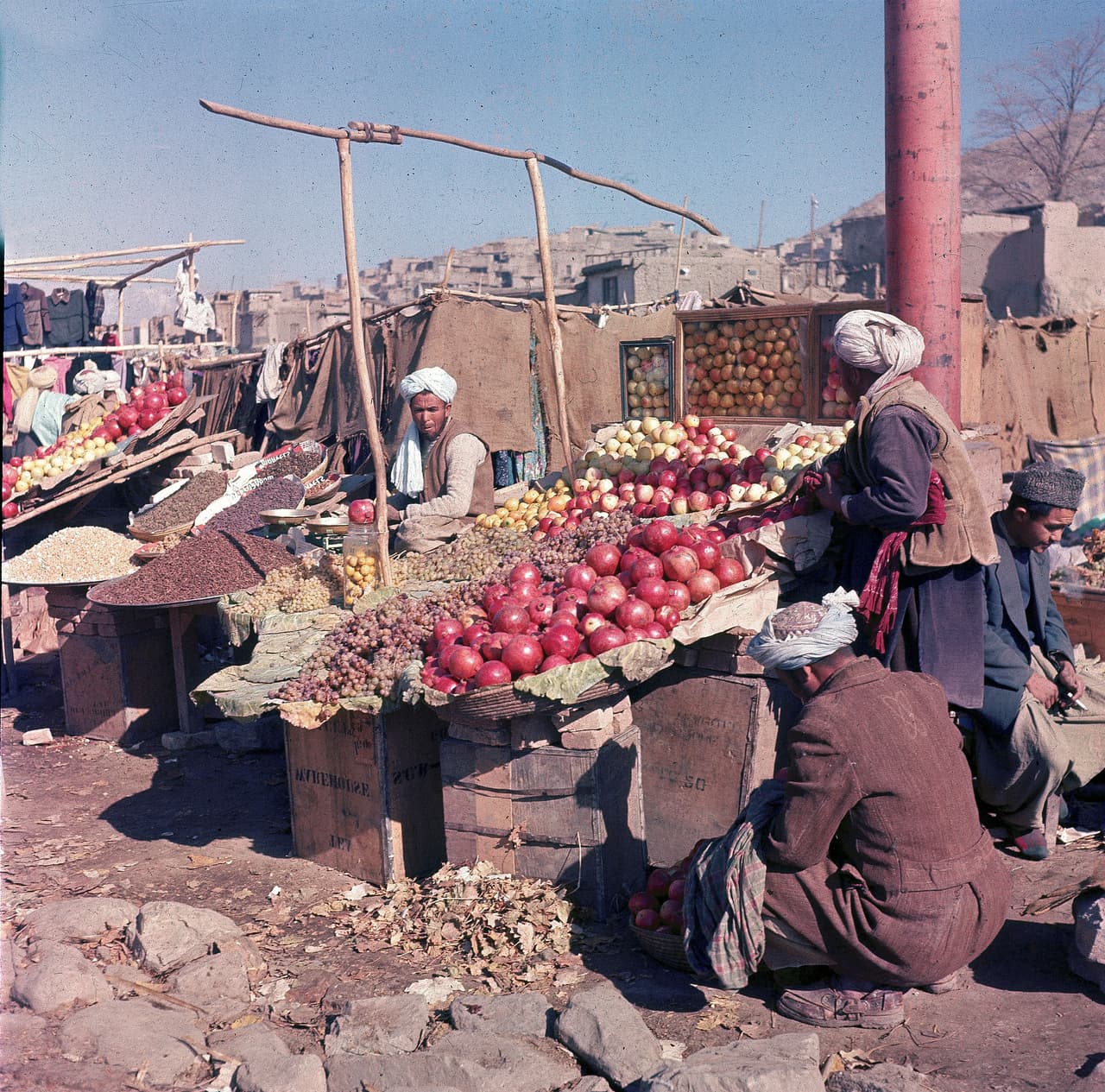 Vendedores de frutas en el mercado de Kabul, 1961. 
<br>
<br>Estados Unidos y sus aliados de la OTAN aplastaron al régimen 
<a href="https://www.univision.com/temas/taliban"><u>Talibán</u></a> y antes del final de 2001 ya estaba fuera del poder. Sin embargo, el grupo pronto reconstruyó su capacidad de combate.