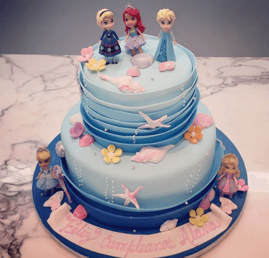 Un hermoso pastel, decorado con princesas, fue el elegido para este festejo muy familiar.