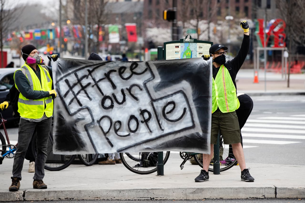 <b>En favor de la salud de los prisioneros.</b> Decenas de manifestantes exigieron la liberación de internos en prisiones y centros de detención de migrantes para evitar el contagio de covid-19 en Philadelphia, Pennsylvania, el 30 de marzo.