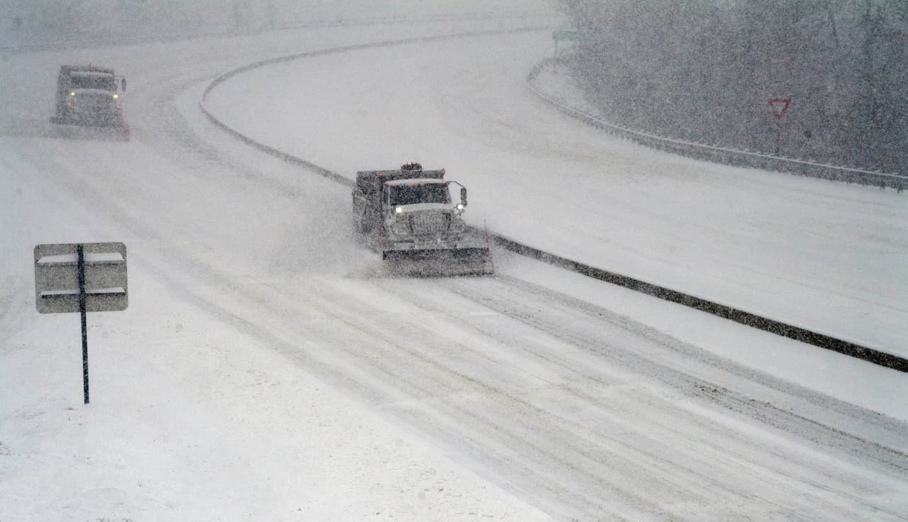 Fuerte tormenta invernal se mueve hacia el noreste mientras miles de personas continúan sin electricidad