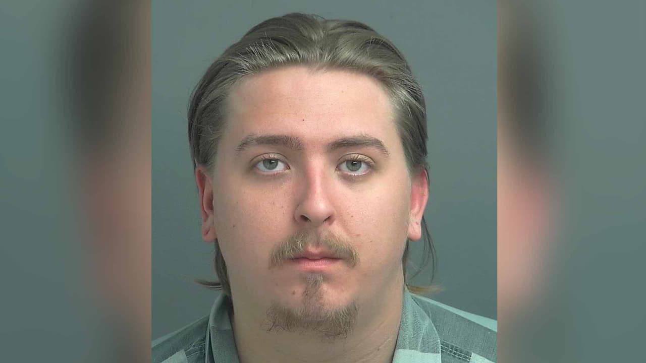 Jonathan Christian Jardine es buscado por las autoridades por robo.