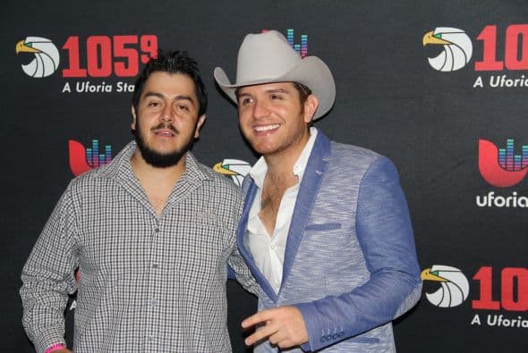 El Dasa no solo deleitó a sus fans con su voz y carisma, también compartió con ellos tomándose fotos antes del concierto. 